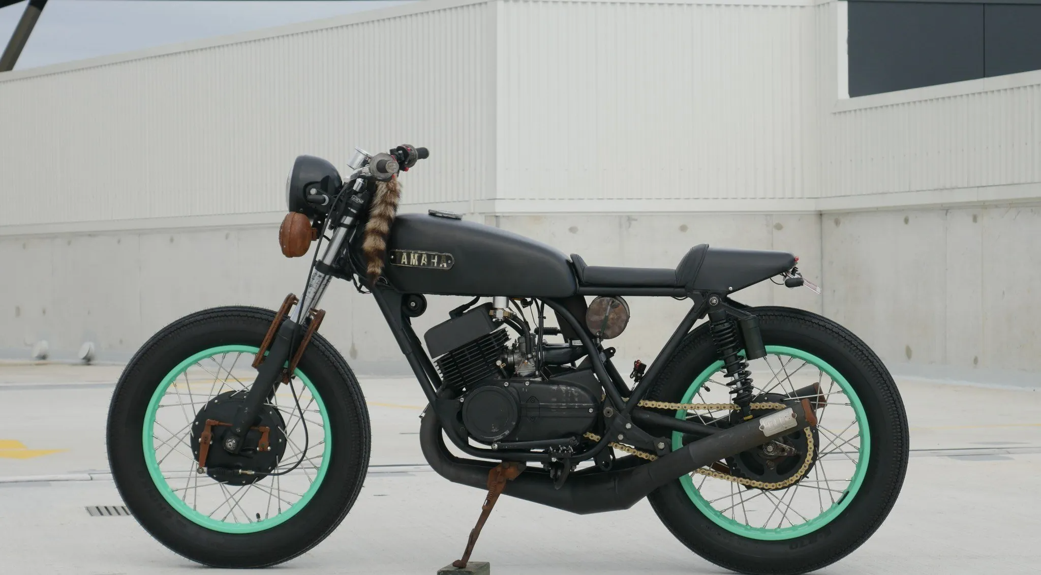 Locky’s Yamaha R5 RD350 Cafe Racer- Bringing this 2 stroke Vintage race bike back to life
